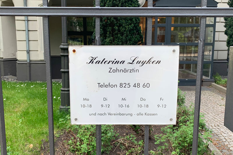 Praxis Schild vor der Zahnartztpraxis Katerina Luyken in Grunewald